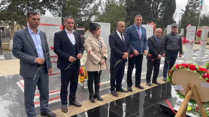 Salyanda şəhid İnqilab Qədirbəylinin xatirəsi anıldı — FOTOLAR Salyanda şəhid İnqilab Qədirbəylinin xatirəsi anıldı — FOTOLAR