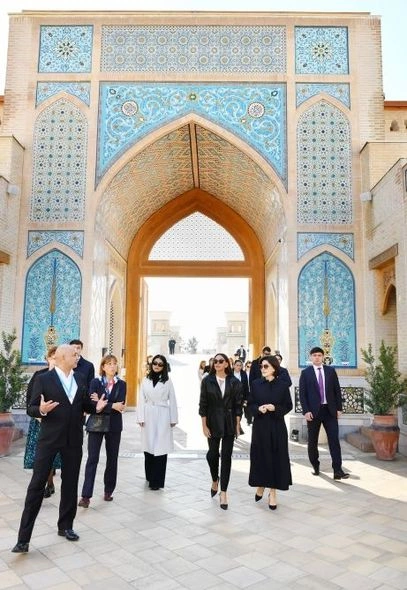 Mehriban Əliyeva “Əbədi şəhər” tarixi-etnoqrafik kompleksi ilə tanış olub — FOTO