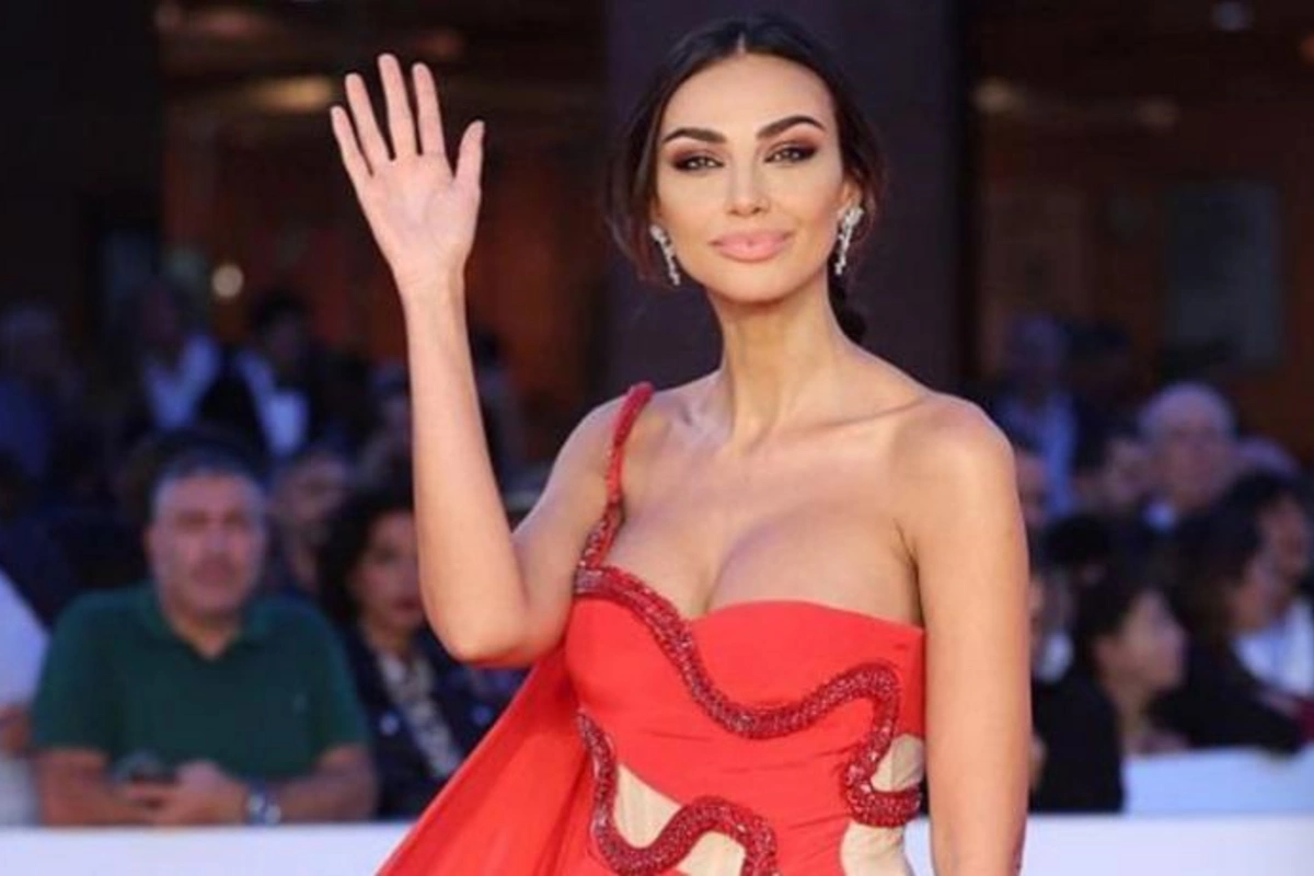 Dünyaca məşhur aktrisa və model Bakıya gəldi — FOTOLAR