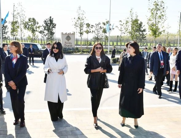 Mehriban Əliyeva “Əbədi şəhər” tarixi-etnoqrafik kompleksi ilə tanış olub — FOTO