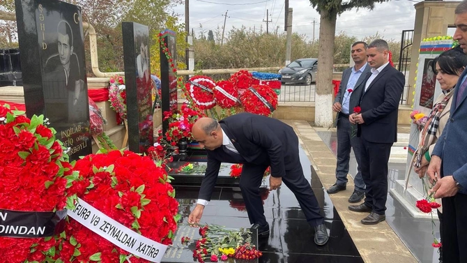 Salyanda şəhid İnqilab Qədirbəylinin xatirəsi anıldı — FOTOLAR Salyanda şəhid İnqilab Qədirbəylinin xatirəsi anıldı — FOTOLAR