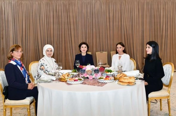 Mehriban Əliyeva Səmərqənddə təşkil olunan naharda iştirak edib — FOTO Mehriban Əliyeva Səmərqənddə təşkil olunan naharda iştirak edib — FOTO