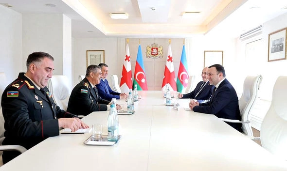 Müdafiə naziri Gürcüstanın Baş naziri ilə görüşüb — FOTO