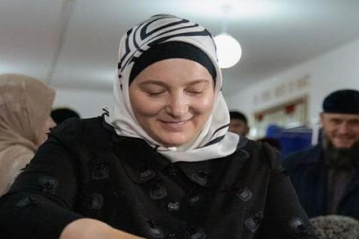 Putin Kadırovun həyat yoldaşına fəxri ad verdi