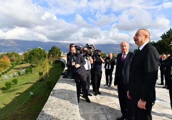 İlham Əliyev Tiranada “Mother Albaniya” abidəsini ziyarət edib — FOTO İlham Əliyev Tiranada “Mother Albaniya” abidəsini ziyarət edib — FOTO