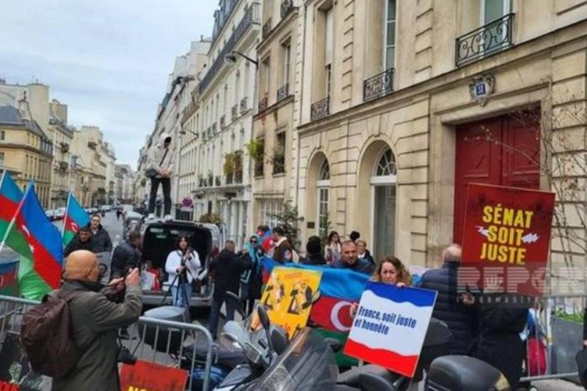 Azərbaycanlılar Fransa Senatının qarşısında etiraz aksiyası keçirirlər — FOTO