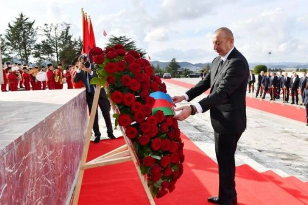 İlham Əliyev Tiranada “Mother Albaniya” abidəsini ziyarət edib — FOTO