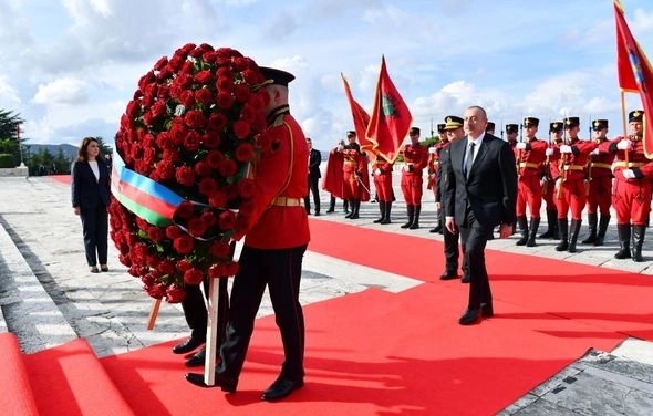 İlham Əliyev Tiranada “Mother Albaniya” abidəsini ziyarət edib — FOTO İlham Əliyev Tiranada “Mother Albaniya” abidəsini ziyarət edib — FOTO