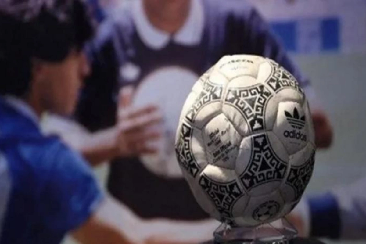 Maradonanın “Tanrının əli” adlandırdığı top rekord qiymətə satılıb