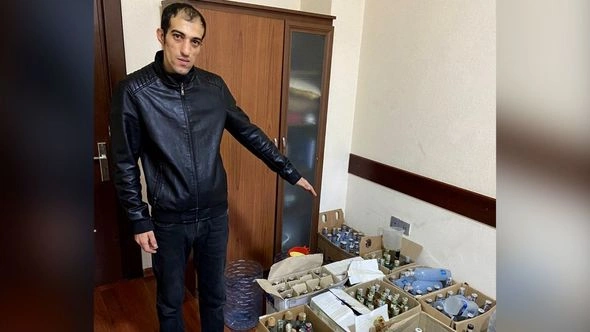 Bakıda kişi yaşadığı evdə saxta spirtli içkilər hazırlayırmış — FOTO/VİDEO