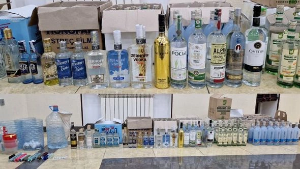 Bakıda kişi yaşadığı evdə saxta spirtli içkilər hazırlayırmış — FOTO/VİDEO