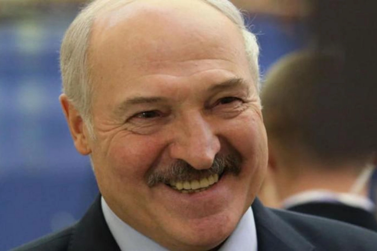 Lukaşenko jurnalistlərə bir kisə kartof hədiyyə etdi — FOTO