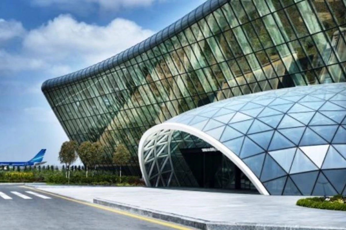Aeroportda silahlı şəxs ələ keçirildi