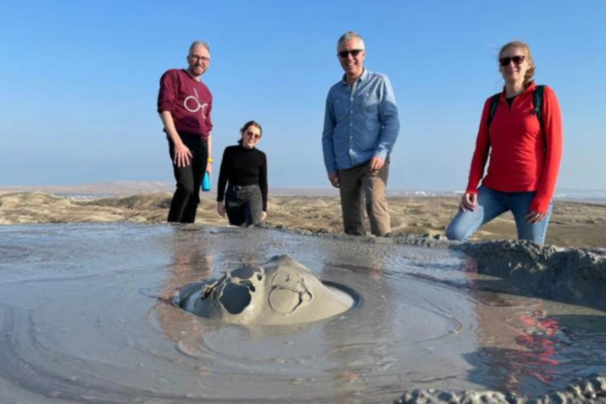 Böyük Britaniyanın Azərbaycandakı səfiri Qobustana səfər edib — FOTO