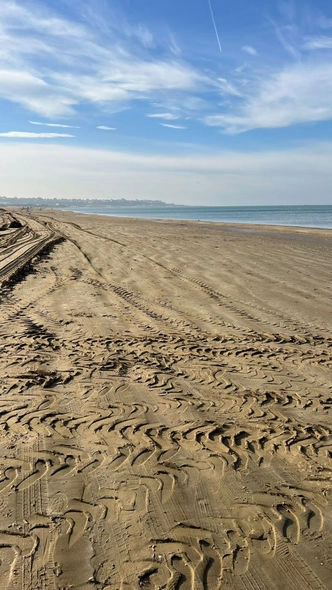 Xəzərin sahilinə plastik qranulları kim “səpələyib”? — YENİLƏNİB (FOTO)