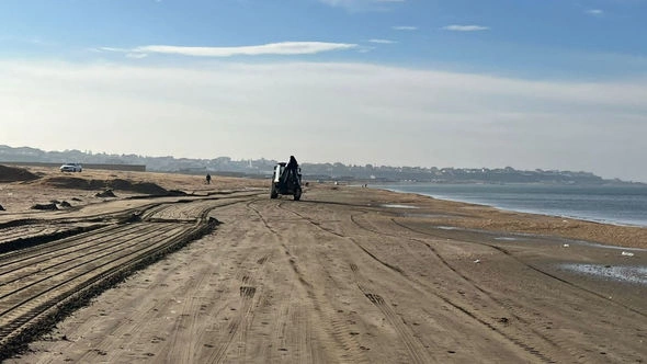 Xəzərin sahilinə plastik qranulları kim “səpələyib”? — YENİLƏNİB (FOTO)