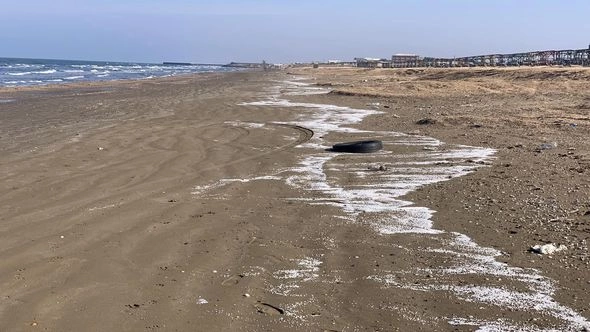 Xəzərin sahilinə plastik qranulları kim “səpələyib”? — YENİLƏNİB (FOTO)