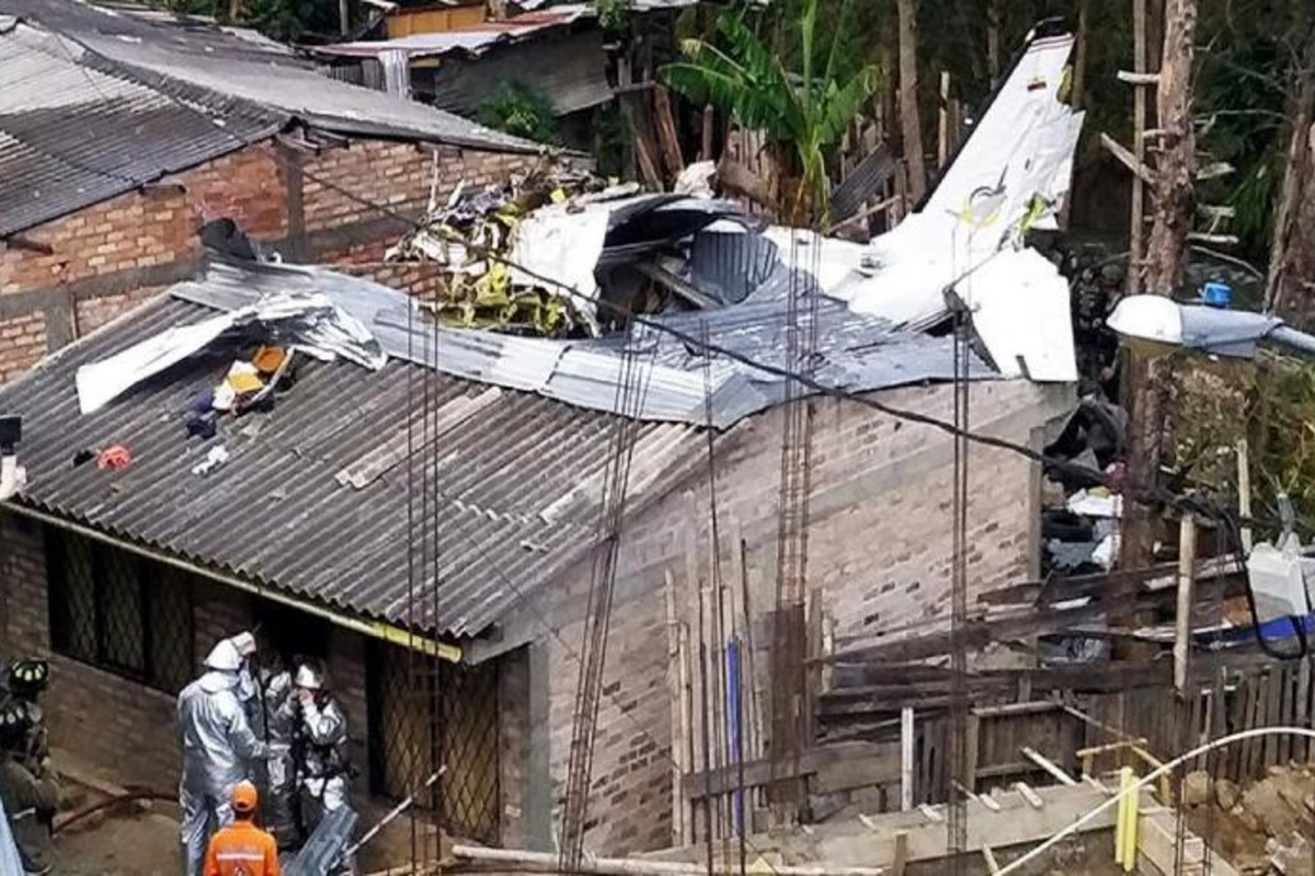 Kolumbiyada təyyarə yaşayış məntəqəsinə düşüb, 7 nəfər ölüb