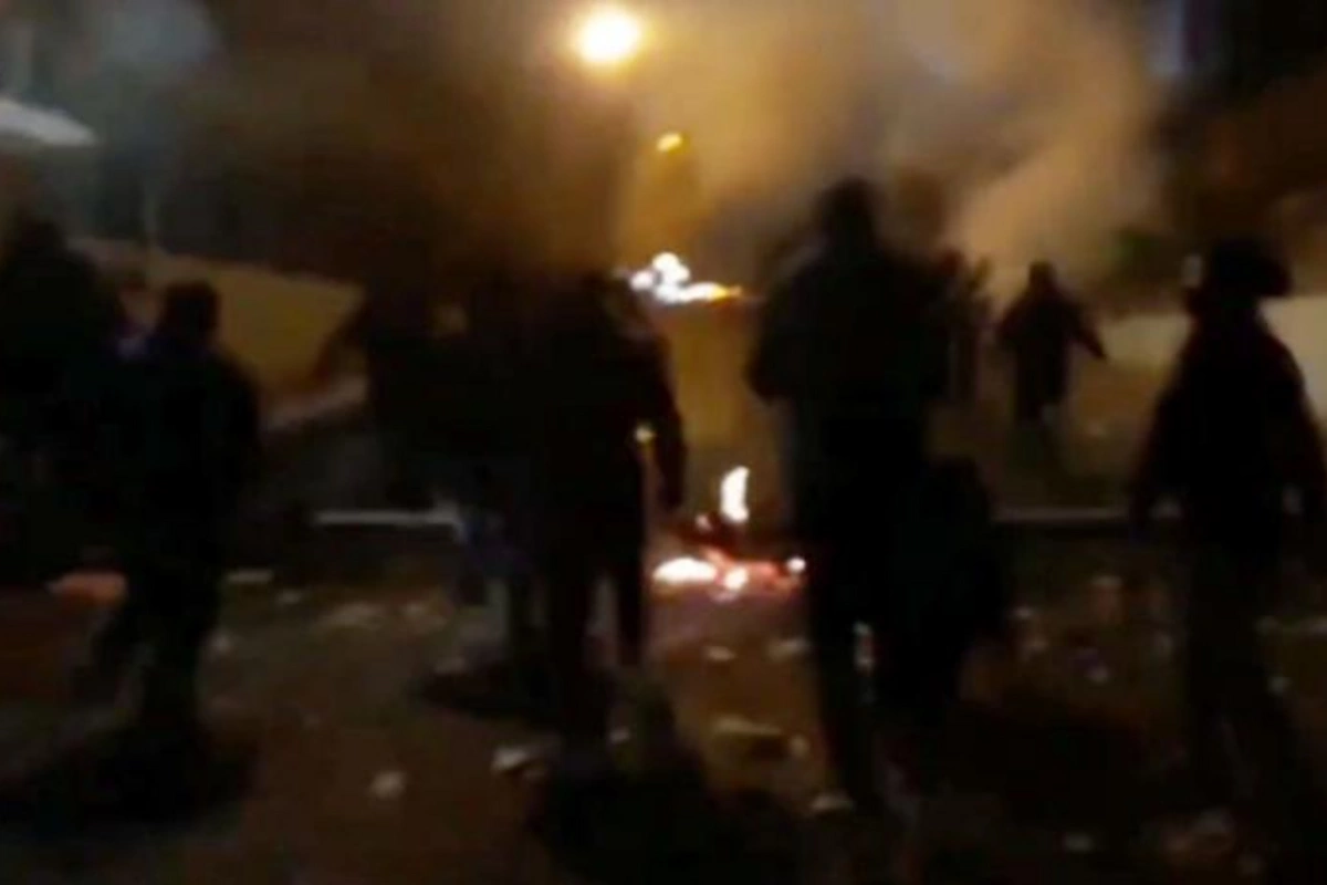 Güney Azərbaycanda qəzəblənmiş əhali molla rejiminə məxsus maşınları yandırıb — VİDEO