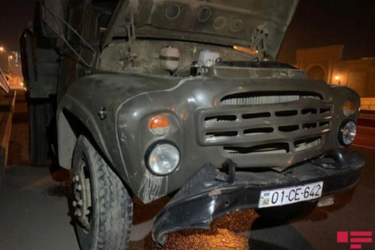 Bakıda yük avtomobili qəza törədib — FOTOLAR