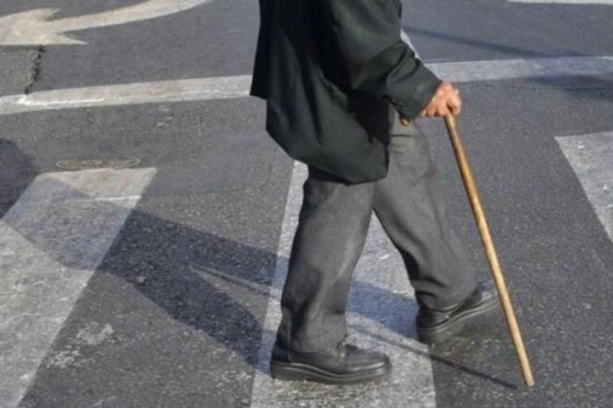 Bakıda avtomobil yaşlı kişini vurdu