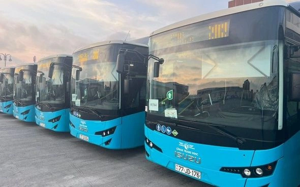 Bakıya 12 metrlik avtobuslar gətirildi — FOTO/VİDEO Bakıya 12 metrlik avtobuslar gətirildi — FOTO/VİDEO