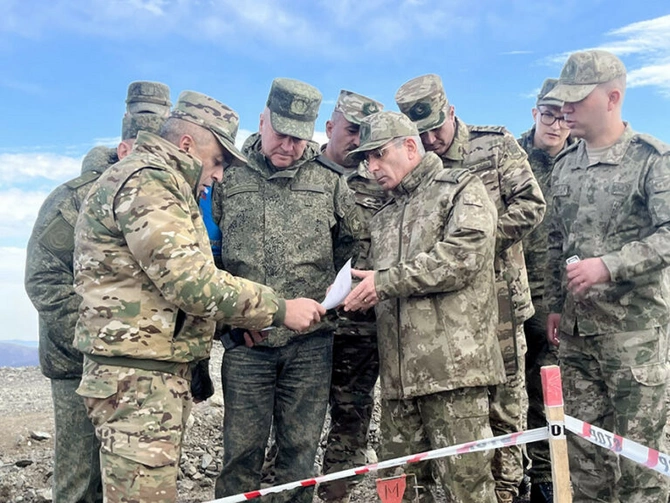 Sülhməramlıların komandanı və Türk generalı Sarıbaba yüksəkliyinə gəldi — FOTOLAR Sülhməramlıların komandanı və Türk generalı Sarıbaba yüksəkliyinə gəldi — FOTOLAR