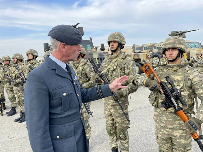 NATO-nun Avropadakı Baş Qərargahının nümayəndələri hərbi hissədə olublar — FOTO NATO-nun Avropadakı Baş Qərargahının nümayəndələri hərbi hissədə olublar — FOTO