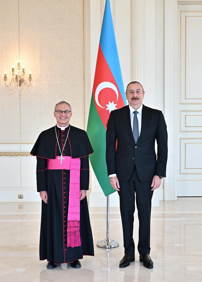 İlham Əliyev Vatikanın yeni səfirinin etimadnaməsini qəbul edib — FOTO