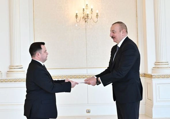 İlham Əliyev Moldovanın ölkəmizə yeni təyin olunan səfirini qəbul etdi — YENİLƏNİB (FOTO) İlham Əliyev Moldovanın ölkəmizə yeni təyin olunan səfirini qəbul etdi — YENİLƏNİB (FOTO)
