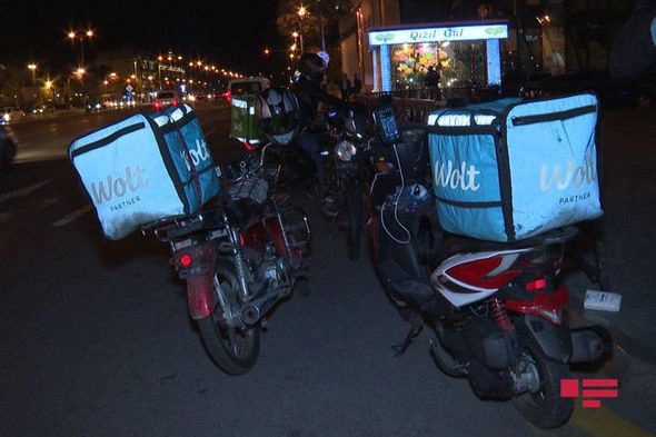 Bakıda işıqforun qırmızı işığından keçən motosikletçi qəza törədib — FOTO Bakıda işıqforun qırmızı işığından keçən motosikletçi qəza törədib — FOTO