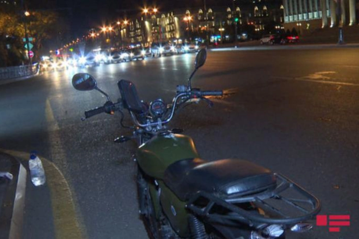 Bakıda işıqforun qırmızı işığından keçən motosikletçi qəza törədib — FOTO
