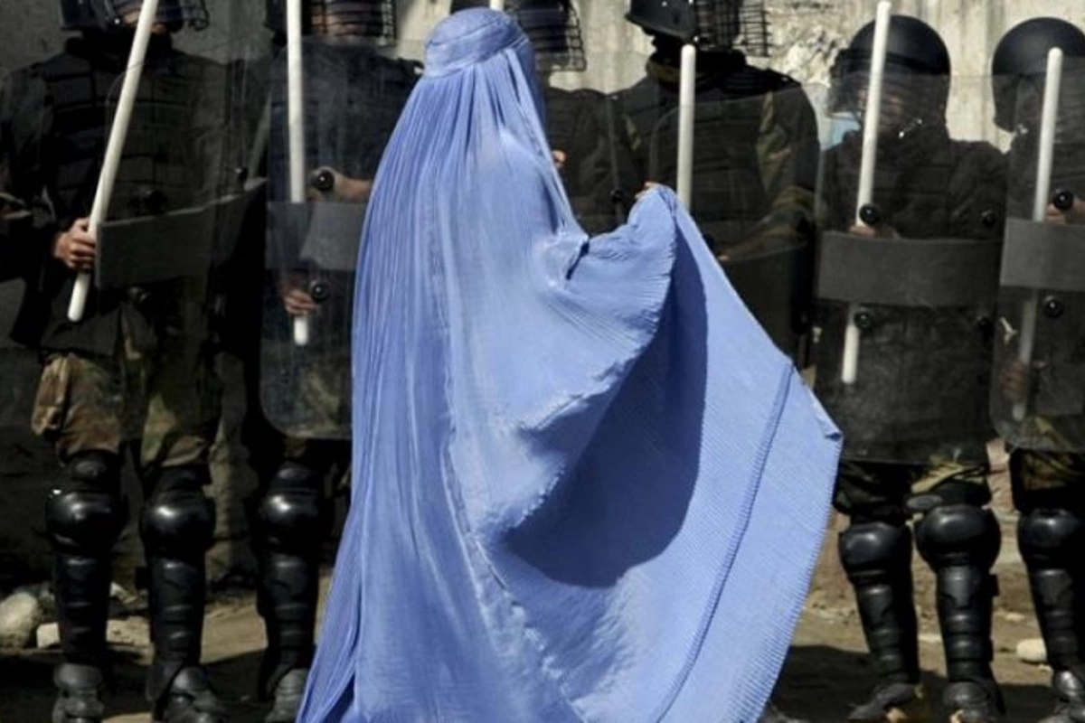 Taliban qadınların kişilər olmadan həkimə getməsini qadağan edib