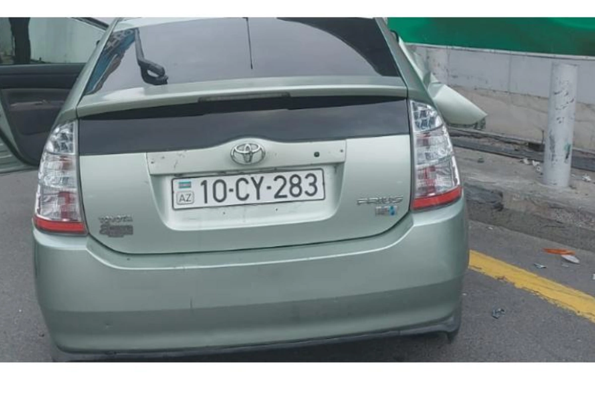 Neftçilər prospektində “Toyota Prius” qəza törətdi — FOTO
