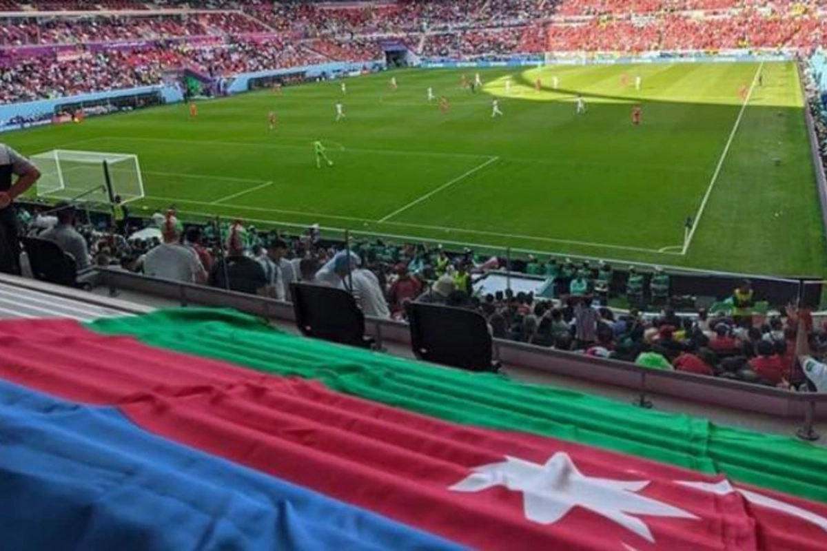 Uels – İran oyununda Azərbaycan bayraqları — FOTO