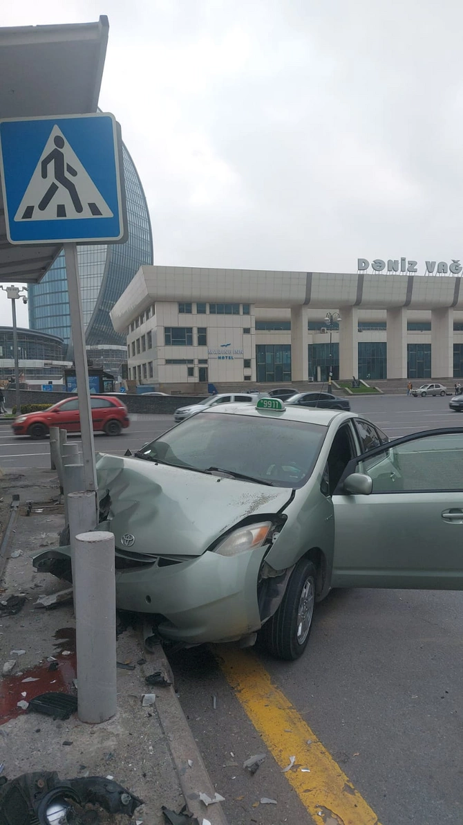 Neftçilər prospektində “Toyota Prius” qəza törətdi — FOTO