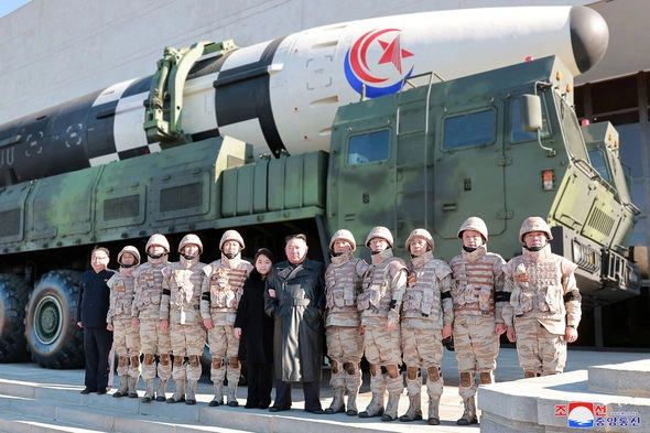 Kim Çen In qızı və nüvə raketi ilə gələcək nəsillərə mesaj göndərdi — FOTO