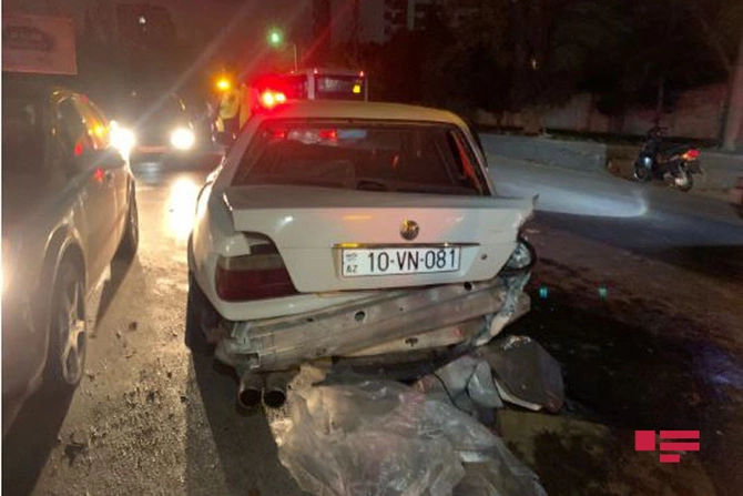 Bakıda maşın 4 avtomobilə çırpılıb, xəsarət alan var — VİDEO/FOTO Bakıda maşın 4 avtomobilə çırpılıb, xəsarət alan var — VİDEO/FOTO