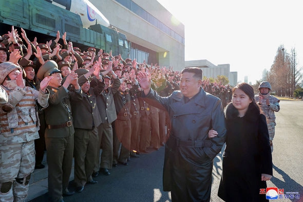 Kim Çen In qızı və nüvə raketi ilə gələcək nəsillərə mesaj göndərdi — FOTO