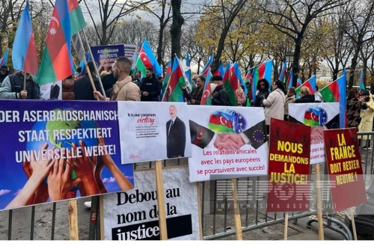 Parisdə etiraz aksiyası keçirən soydaşlarımız bəyanat qəbul ediblər