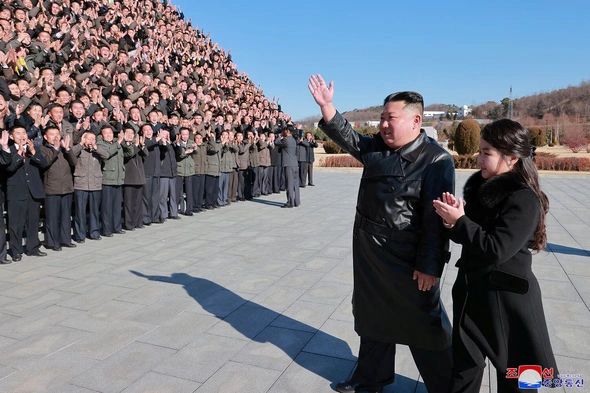 Kim Çen In qızı və nüvə raketi ilə gələcək nəsillərə mesaj göndərdi — FOTO