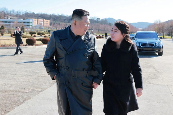 Kim Çen In qızı və nüvə raketi ilə gələcək nəsillərə mesaj göndərdi — FOTO