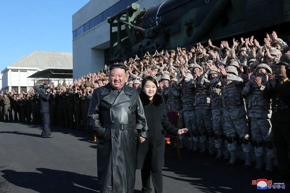 Kim Çen In qızı və nüvə raketi ilə gələcək nəsillərə mesaj göndərdi — FOTO