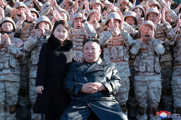 Kim Çen In qızı və nüvə raketi ilə gələcək nəsillərə mesaj göndərdi — FOTO