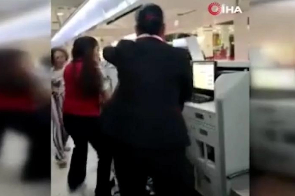 Qəzəbli sərnişin aeroportda işçilərə hücum etdi — VİDEO