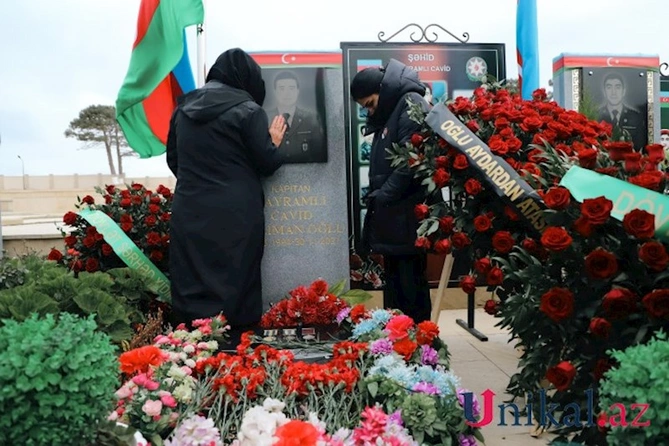 Yaxınları Qaraheybət şəhidlərini ziyarət edir — FOTOLAR Yaxınları Qaraheybət şəhidlərini ziyarət edir — FOTOLAR