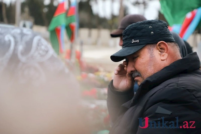 Yaxınları Qaraheybət şəhidlərini ziyarət edir — FOTOLAR Yaxınları Qaraheybət şəhidlərini ziyarət edir — FOTOLAR