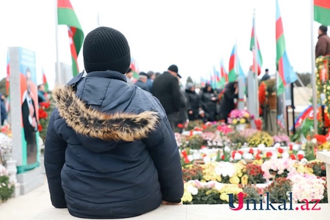 Yaxınları Qaraheybət şəhidlərini ziyarət edir — FOTOLAR Yaxınları Qaraheybət şəhidlərini ziyarət edir — FOTOLAR