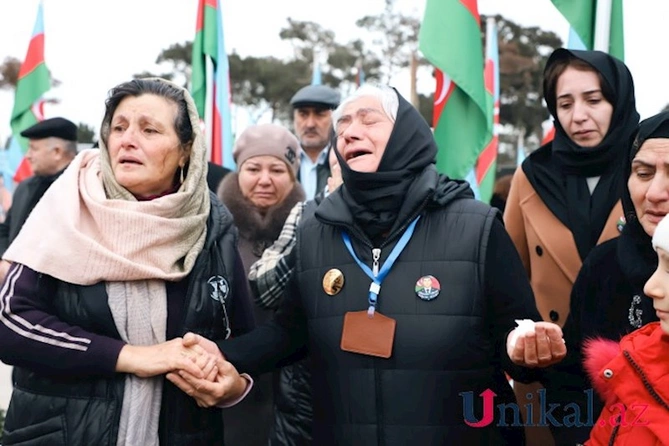 Yaxınları Qaraheybət şəhidlərini ziyarət edir — FOTOLAR Yaxınları Qaraheybət şəhidlərini ziyarət edir — FOTOLAR