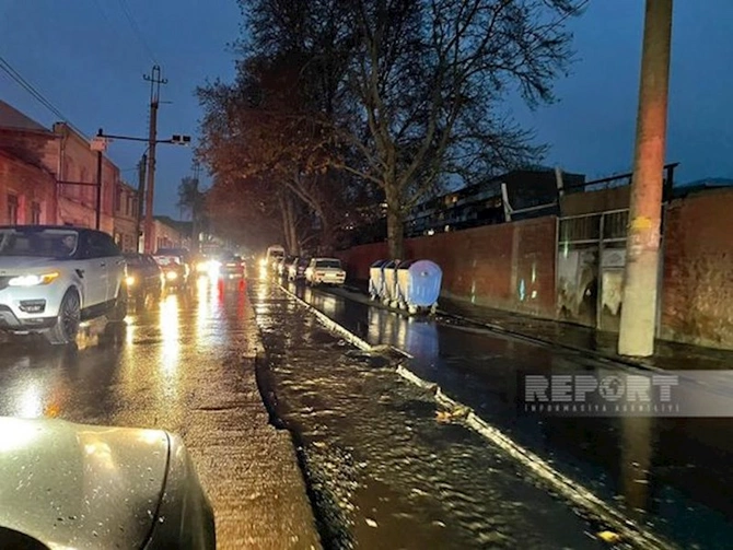 Gəncədə avtomobil yollarını su basıb, nəqliyyatın hərəkəti çətinləşib — FOTO